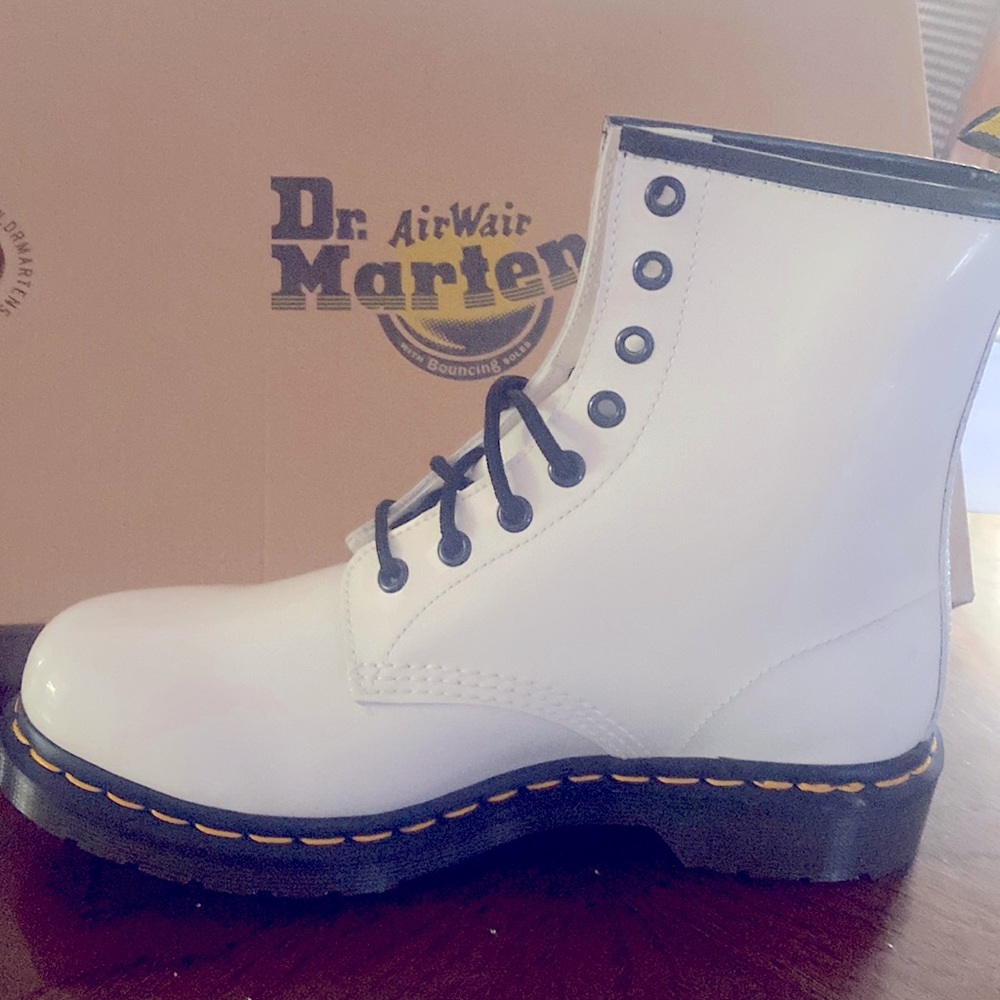 DR. MARTENS 1460 WOMEN'S PATENT LEATHER LACE UP BOOTS